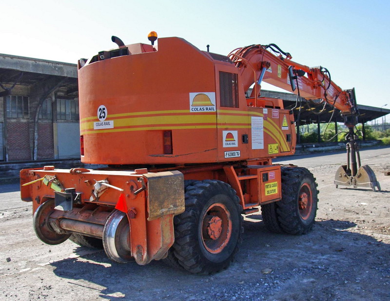 CASE 788  PRR (2013-09-04 Cour de la gare de St Quentin) Colas Rail n° F 6200036 (13).jpg