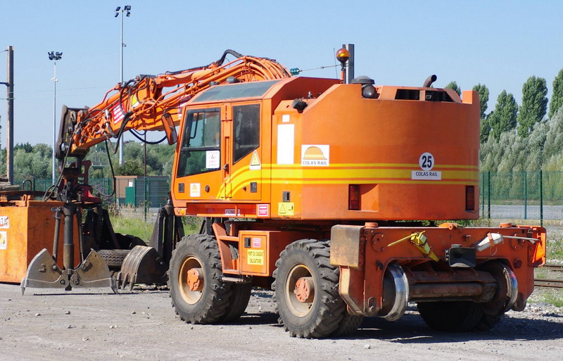 CASE 788  PRR (2013-09-04 Cour de la gare de St Quentin) Colas Rail n° F 6200036 (18).jpg