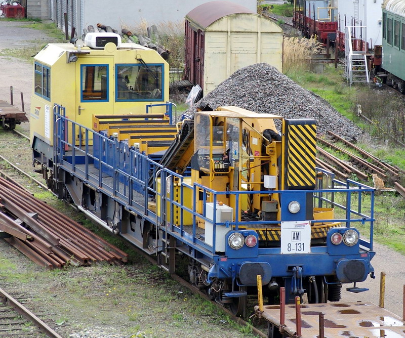 99 87 9 185 421-4 (2013-10-20 gare de Tergnier) DU 84 B 8-131 SNCF-AM (2).jpg