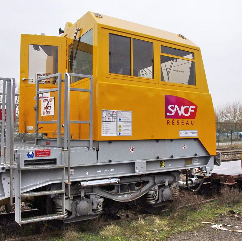 99 87 9 185 421-4 (2016-03-10 gare de St Quentin) DU 84 B 8-131 SNCF-AM (8).jpg