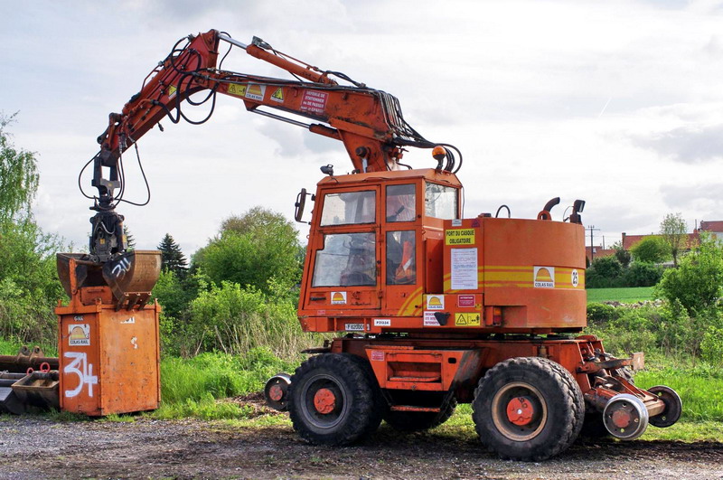 CASE 688 P (2015-05-07 gare de Mézières sur Oise 02) Colas Rail F 6200014 (2).jpg