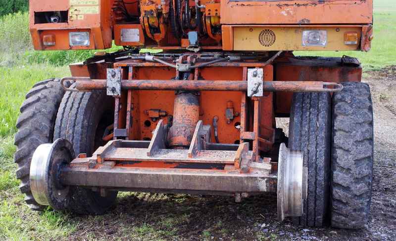 CASE 688 P (2015-05-07 gare de Mézières sur Oise 02) Colas Rail F 6200014 (8).jpg