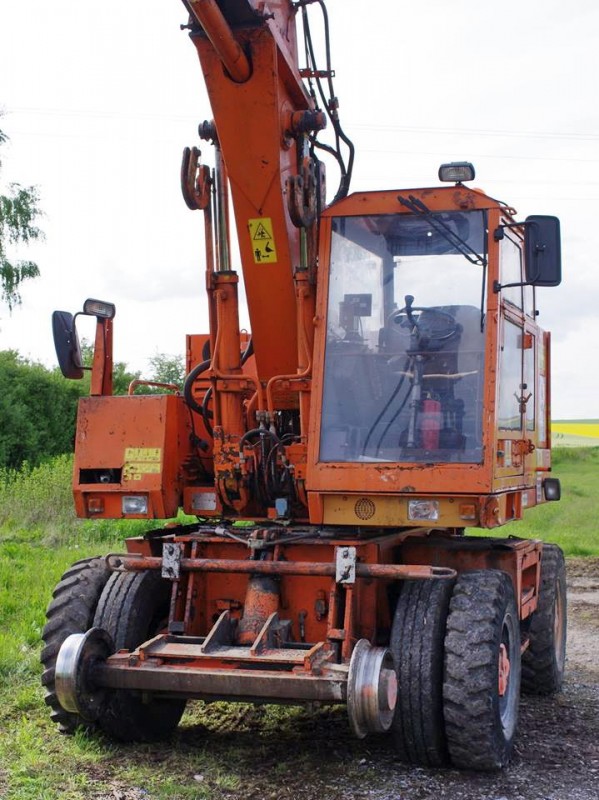 CASE 688 P (2015-05-07 gare de Mézières sur Oise 02) Colas Rail F 6200014 (7).jpg