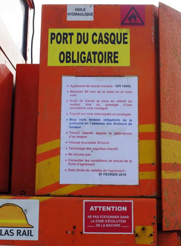 CASE 688 P (2015-05-07 gare de Mézières sur Oise 02) Colas Rail F 6200011 (16).jpg