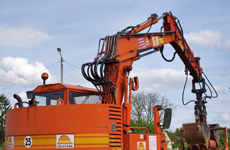 CASE 688 P (2015-05-07 gare de Mézières sur Oise 02) Colas Rail F 6200011 (19).jpg