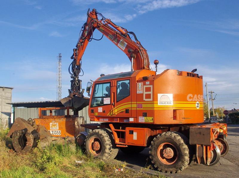 CASE 788 Plus Compact (2015-10-30 gare de Tergnier) Colas Rail F 62000 43 (3).jpg