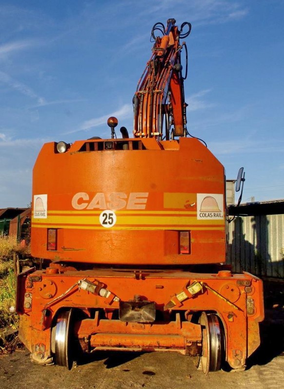 CASE 788 Plus Compact (2015-10-30 gare de Tergnier) Colas Rail F 62000 43 (2).jpg