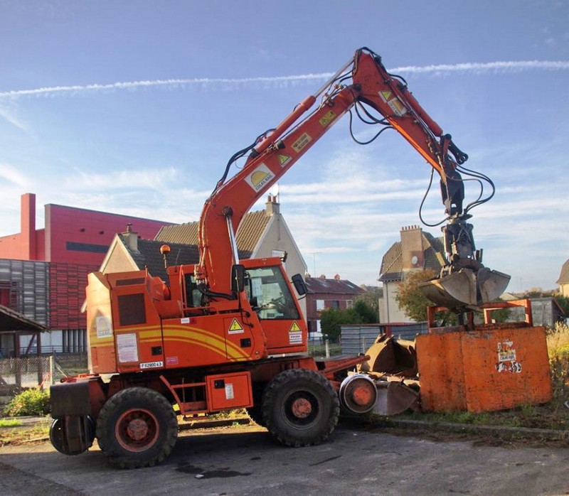 CASE 788 Plus Compact (2015-10-30 gare de Tergnier) Colas Rail F 62000 43 (1).jpg