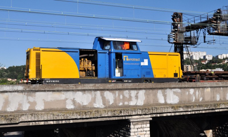 DSC_1541r - V 211 Ferrotract - Train Travaux aiguilles St Clair - pont Poincaré - Lyon.jpg