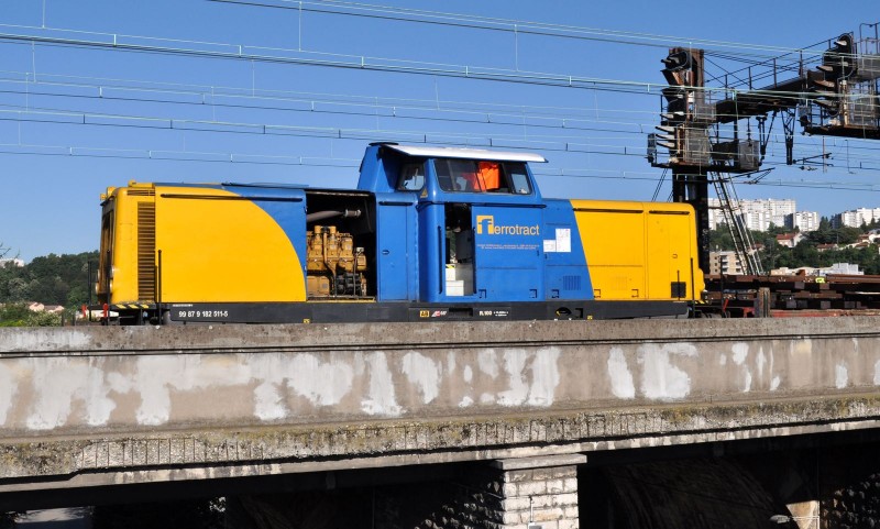 DSC_1541r - V 211 Ferrotract - Train Travaux aiguilles St Clair - pont Poincaré - Lyon.jpg