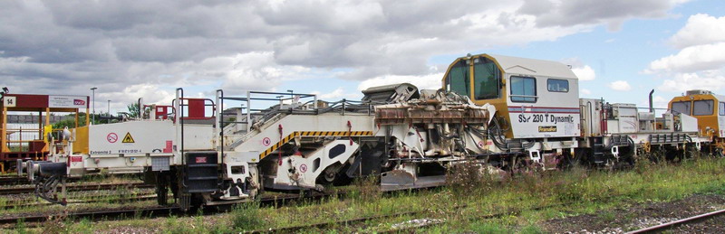 99 87 9 125 521-4 Type SSP 230 T Dynamic (2016-08-20 gare de Chaulnes) Eiffage-Pichenot Bouillé (1).jpg