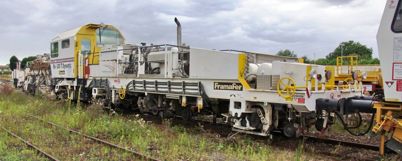 99 87 9 125 521-4 Type SSP 230 T Dynamic (2016-08-20 gare de Chaulnes) Eiffage-Pichenot Bouillé (25).jpg