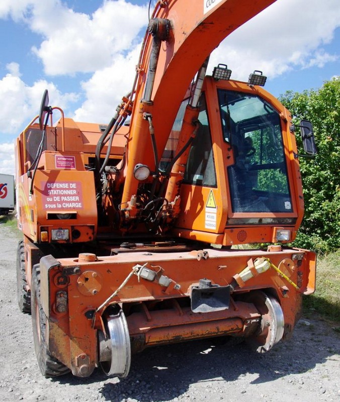 CASE 788 Plus Compact (2016-08-20 gare de Rosières en Santerre) Colas Rail F 6200043 (8).jpg