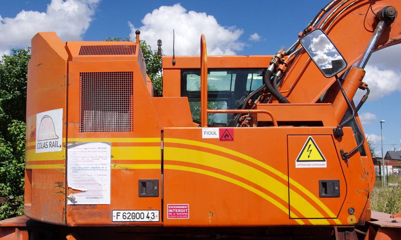 CASE 788 Plus Compact (2016-08-20 gare de Rosières en Santerre) Colas Rail F 6200043 (6).jpg