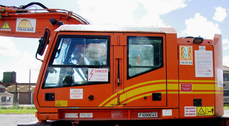 CASE 788 Plus Compact (2016-08-20 gare de Rosières en Santerre) Colas Rail F 6200043 (17).jpg