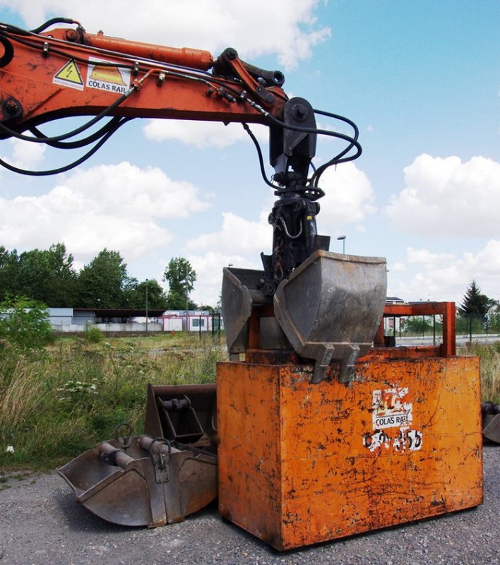 CASE 788 Plus Compact (2016-08-20 gare de Rosières en Santerre) Colas Rail F 6200043 (22).jpg