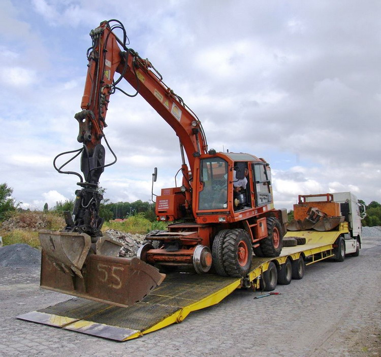 CASE 788 Plus Compact (2016-08-29 gare de Ham) Colas Rail F 6200043 (5).jpg