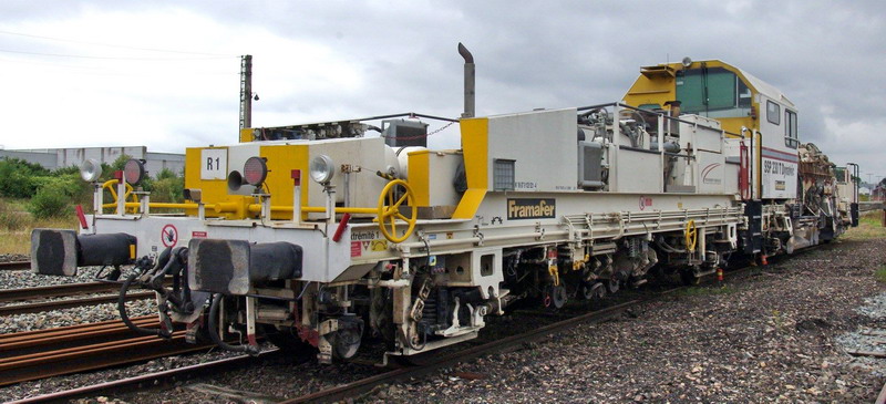 99 87 9 125 521-4 Type SSP 230 T Dynamic (2016-09-06 gare de Chaulnes) Eiffage-Pichenot Bouillé (2).jpg