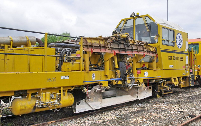 99 87 9 125 517-2 (2013-05-22 gare de Saint Quentin) SSP 230 n°268 TSO (20).jpg