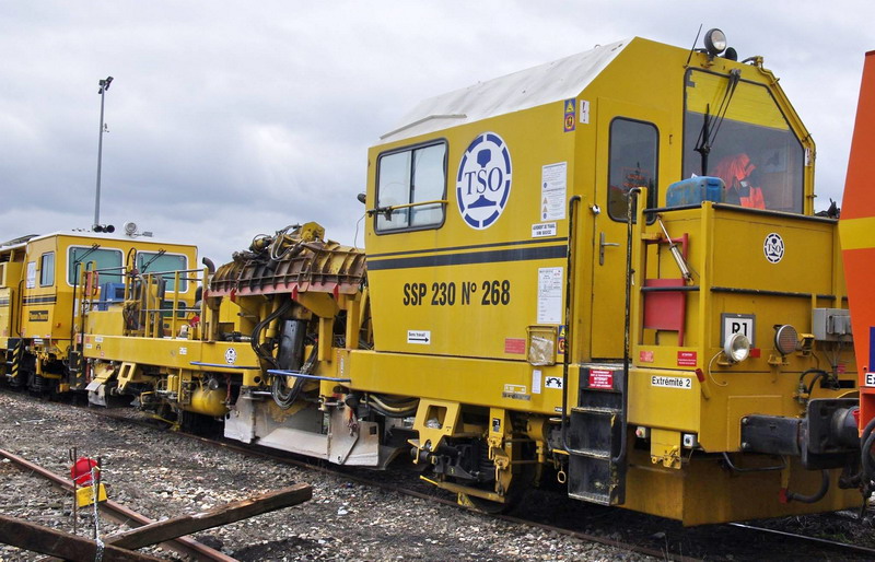 99 87 9 125 517-2 (2013-05-22 gare de Saint Quentin) SSP 230 n°268 TSO (17).jpg