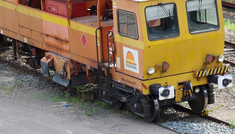 99 87 9 124 504-1 - 108-275 FRP (2013-08-12 gare de Saint Quentin) Colas Rail (8).jpg