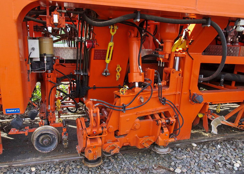 99 87 9 122 522-5 - 108-32 U (2013-05-13 gare de Saint Quentin) Colas Rail (18).jpg