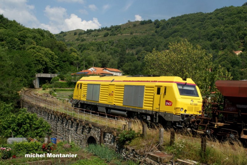 BB 75088 en tete ttx ballast (02) vers Villefort 28-06-2010 MM.JPG