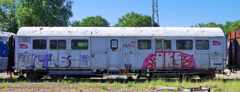 80 87 979 8 810-8 Uas W85 6 F-SNCFR BD Train désherbeur (2017-06-09 gare de Laon) (11).jpg