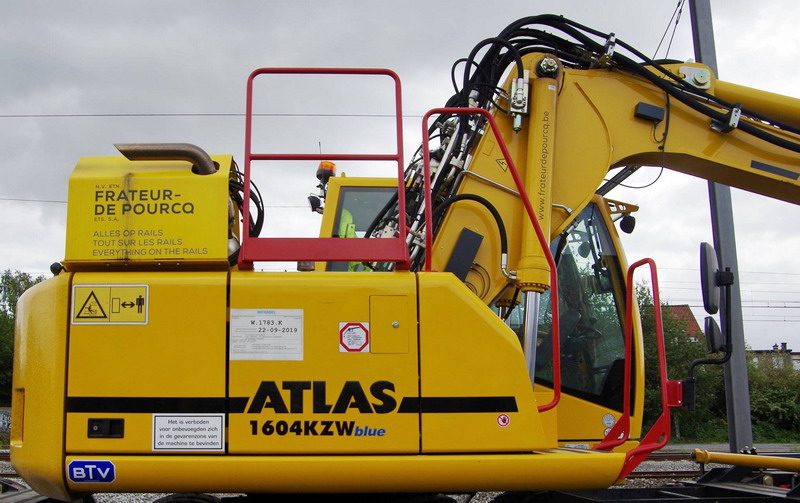 Atlas 1604 KZW blue (2017-09-07 gare de Henin) Frapeur de Pourcq (5).jpg