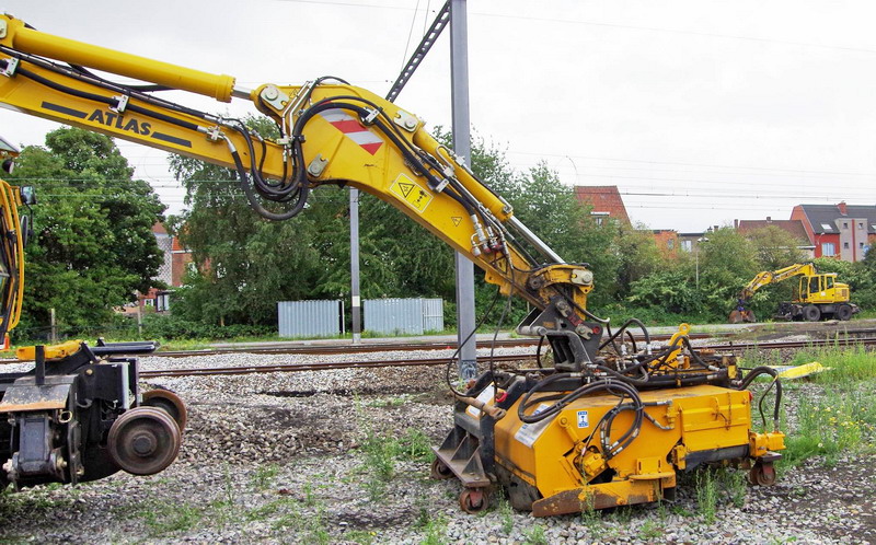 Atlas 1604 KZW blue (2017-09-07 gare de Henin) Frapeur de Pourcq (15).jpg