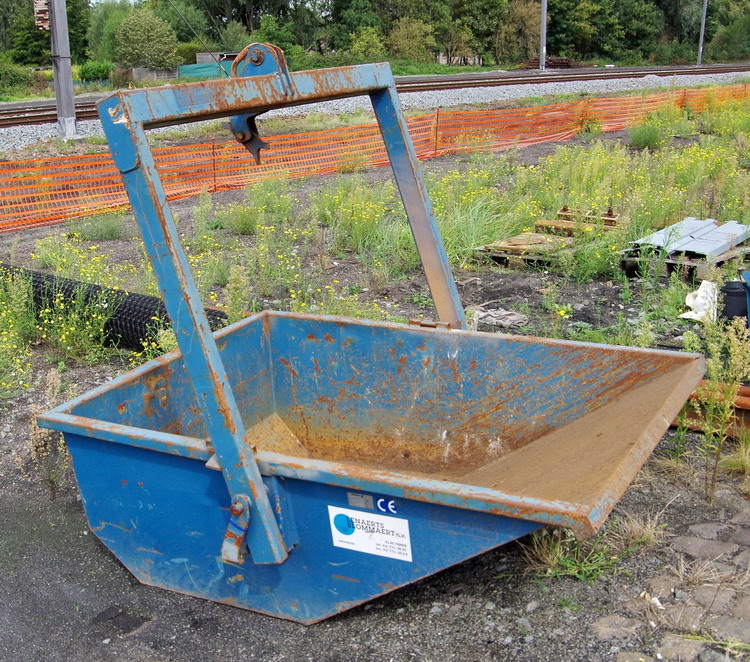 Benne à déchet Eichinger 1045-12 1000L (2017-09-07 gare de Henin) Lenaerts Blommaert (3).jpg