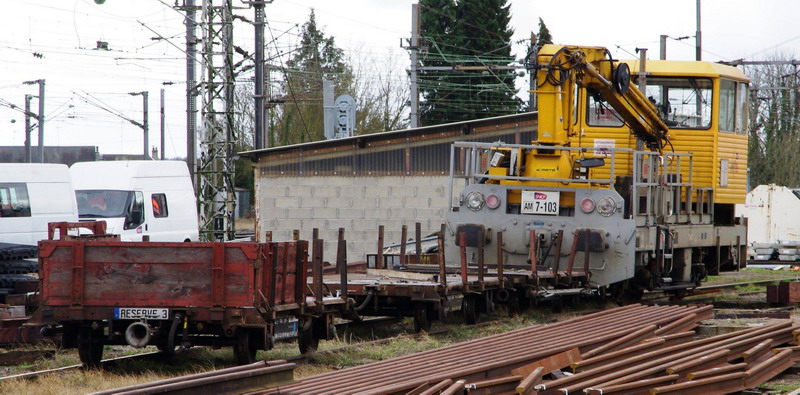 99 87 9 750 120-7 (2017-02-24 gare de Tergnier) + DU 84 C 7.103 AM (1).jpg