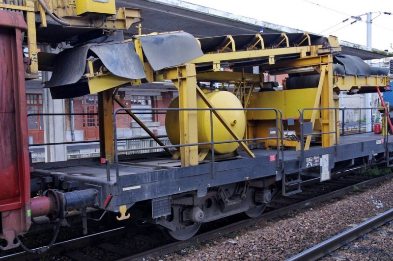 99 87 9 352 534-1 (2013-05-15 gare de Saint Quentin) wagon relais TSO (5).jpg