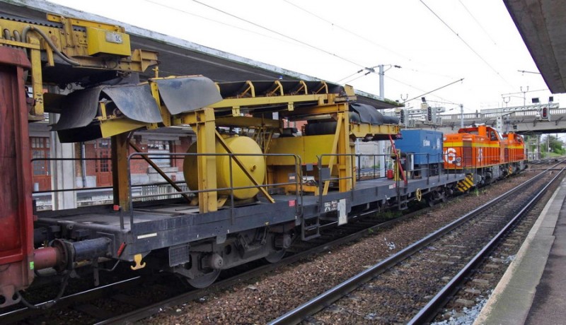 99 87 9 352 534-1 (2013-05-15 gare de Saint Quentin) wagon relais TSO (6).jpg