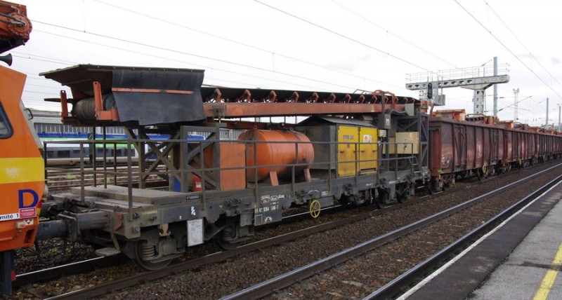 99 87 9 384 508-6 (2013-05'23 gare de Saint Quentin) Colas Rail (2).jpg