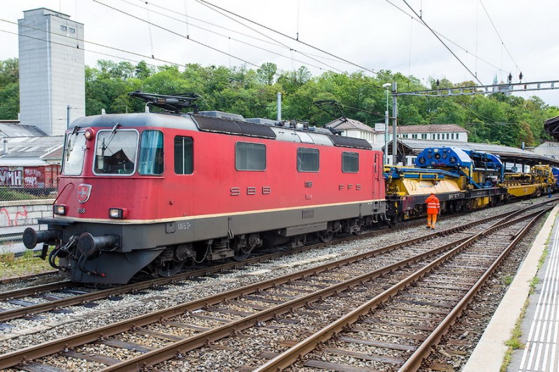 80 85 95 81 130-4 VTmass (2012-09-01 gare de Vevey) + Re420 Scheuchzer.jpg