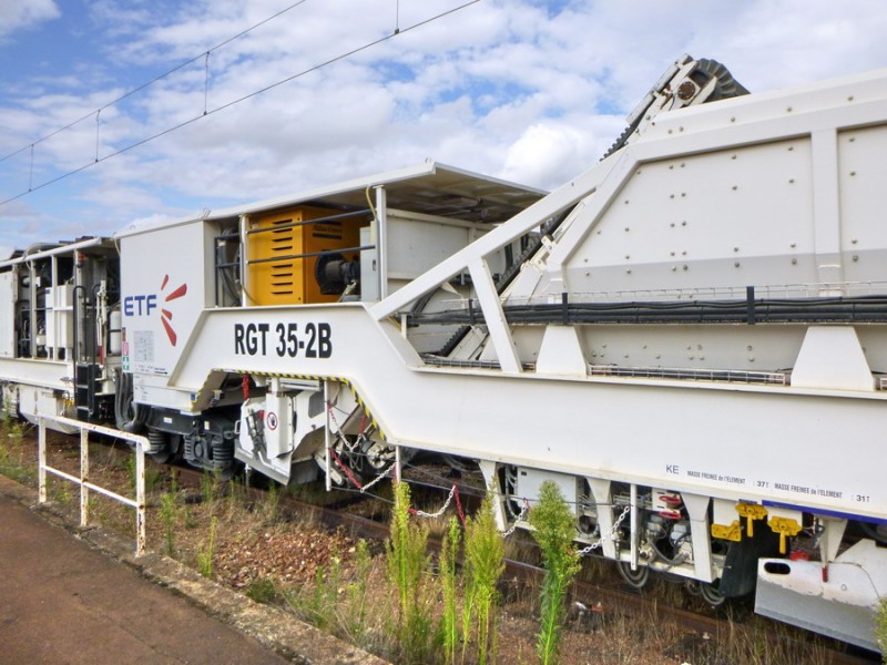 99 87 9 125 532-1 (2018-08-13 gare de Blois) RGT35-2B & VGS04MSC (2).jpg