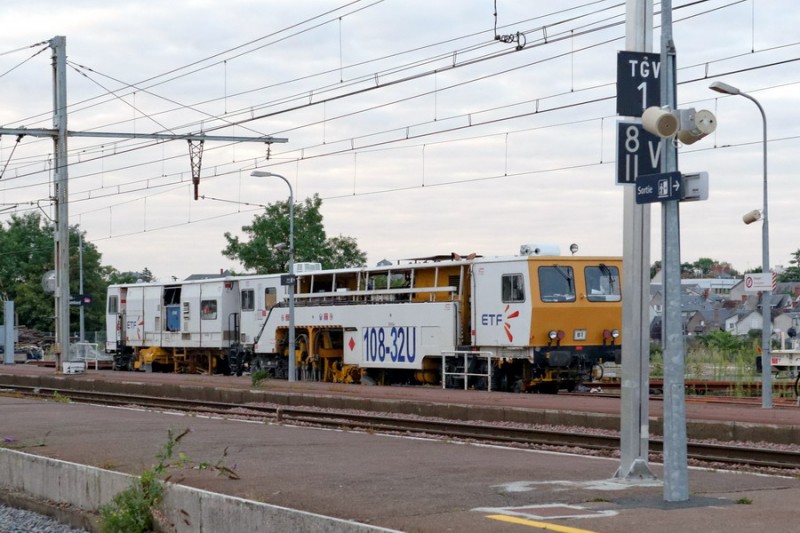 99 87 9 122 506-8 (2018-08-20 gare de Blois).jpg