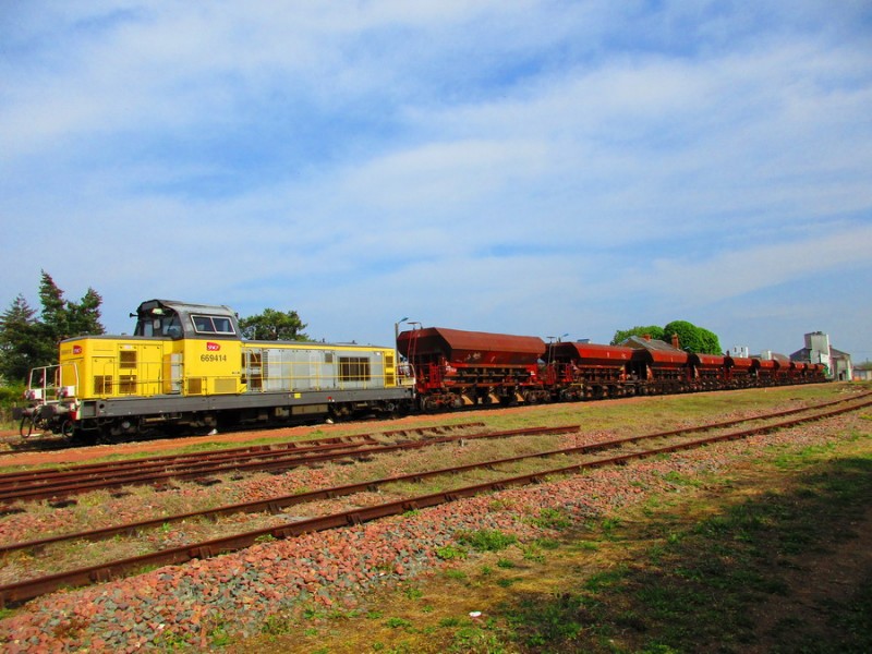 (76) BB 669414 Chalindrey + 10 trémies Uas + BB 469409 INFRA Dijon Perrigny.JPG (226.94 Kio) Vu 5866 fois (76) BB 669414 Chalindrey + 10 trémies Uas + BB 469409 INFRA Dijon Perrigny.JPG