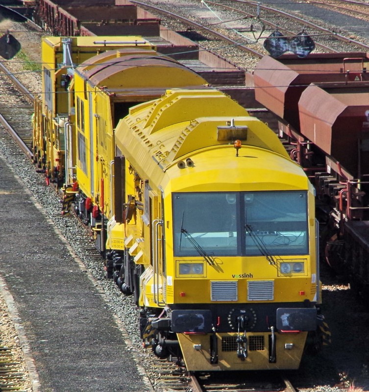 Vossloh Stabag (2019-05-25 Tergnier) ''Goliath'' Alpha Rail Team (4).jpg