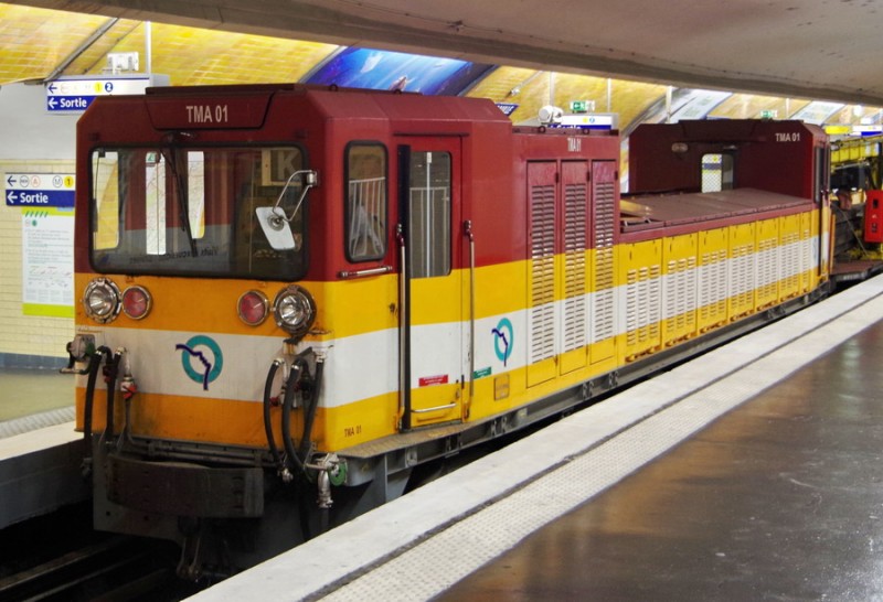 RATP TMA01 + V332 (2019-08-17 Station Charles de Gaulle Etoile) (1).jpg