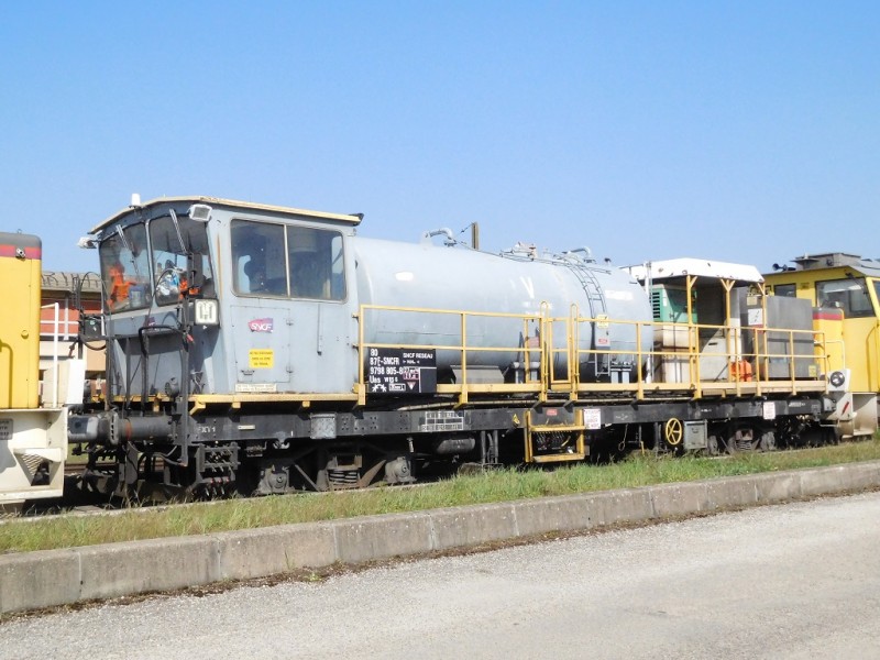 Désherbeur - 80 87 979 8 805-8 - SNCF CH à Ambérieu 03-04-2021 (1).JPG