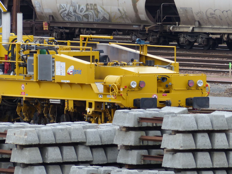 SSP 230 T Dynamie 99 87 9 125 524-8 E.Génie (2014-03-02 base Infra-SNCF St Pierre des Corps) (4).jpg