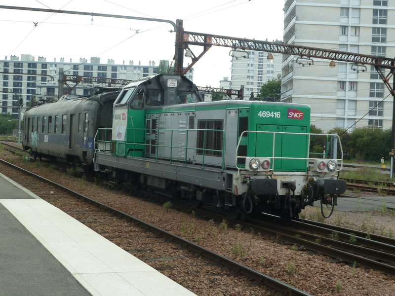 69416 (2013-08-28 gare de Tours) + voiture 80 87 979 0 401-4 Uas (2).jpg