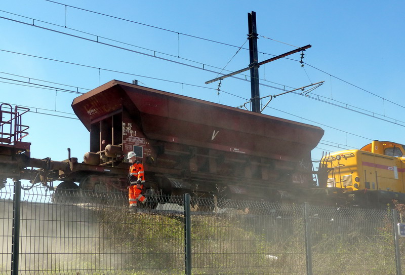 80 87 977 8 505-8 Uas D12 6 SNCF-PSL (2015-04-08 Tours) (5).jpg