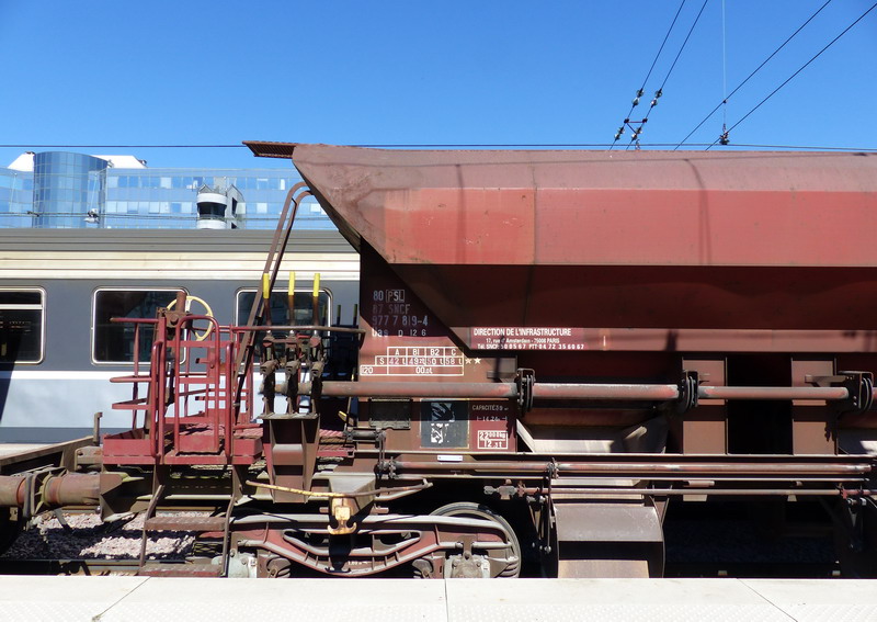 80 87 977 7 819-4 Uas D12 6 SNCF-PSL (2015-04-08 Tours) (2).jpg