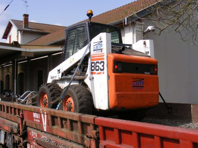 (13) Chargeur Bobcat 863 (2011-04-11 St Germain des Fossés) Alain Pyro.JPG