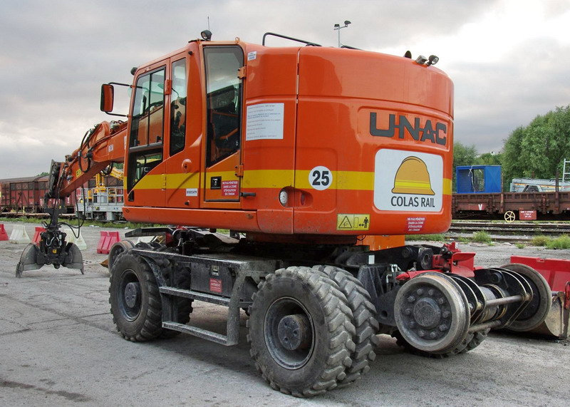 UNAC 22TRR (22-09-2017 gare de Saint Quentin) Colas Rail D1002478 (13).jpg