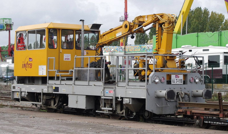 99 87 9 285 218-3 (2014-10-2014 gare de Saint Quentin) DU 84 C 7.118 SNCF-LL (8).jpg