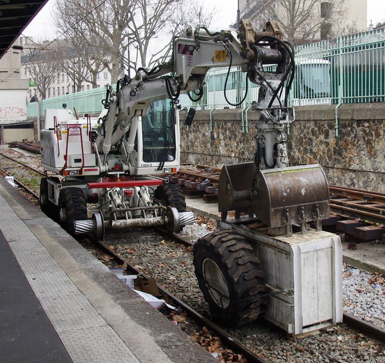 ATLAS 1404-9 ZW (2015-10-22 gare de Pars Est) Pichenot Bouillé n°8009 (2).jpg